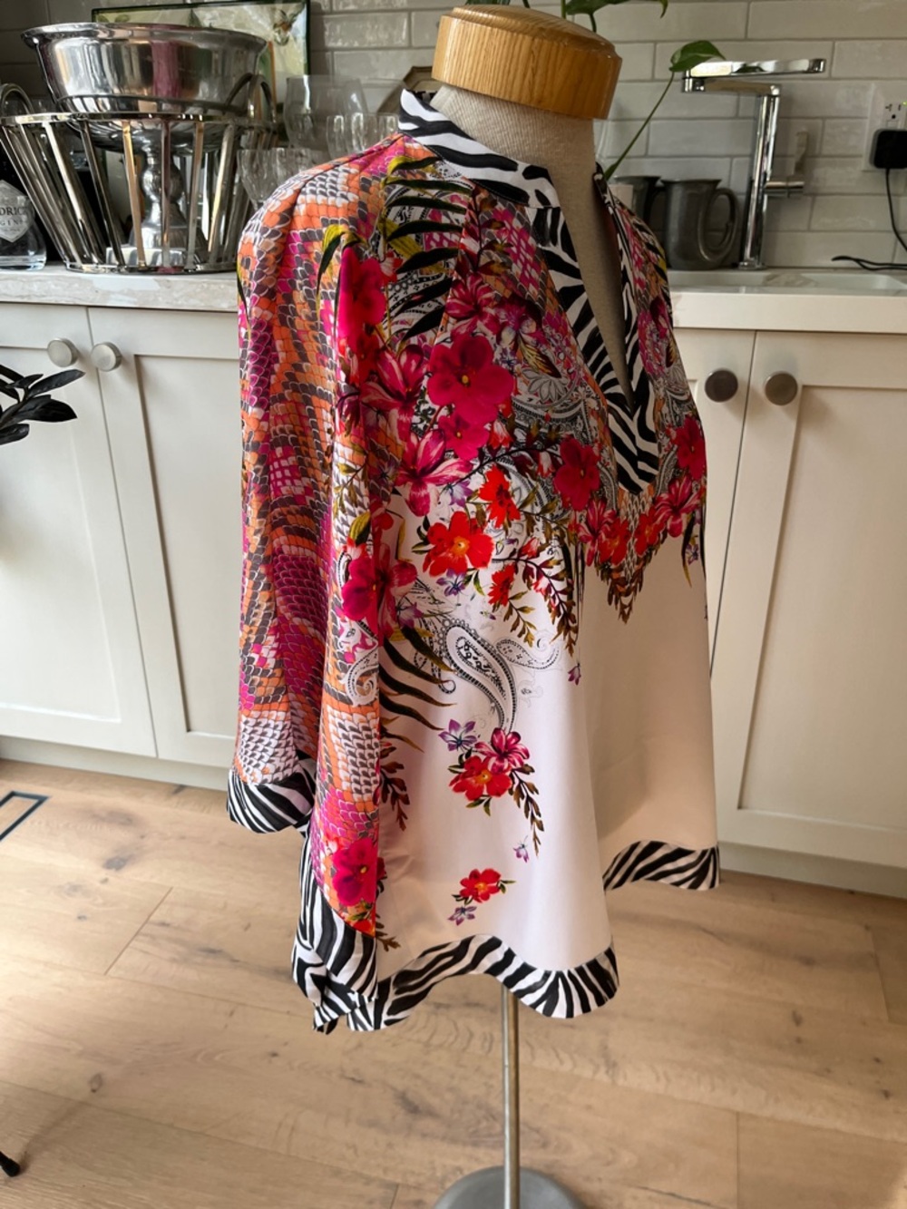 Ted Baker Elvina Samba White Blouse with Hot Pink Floral & Zebra Trim - Picture 7 of 13
